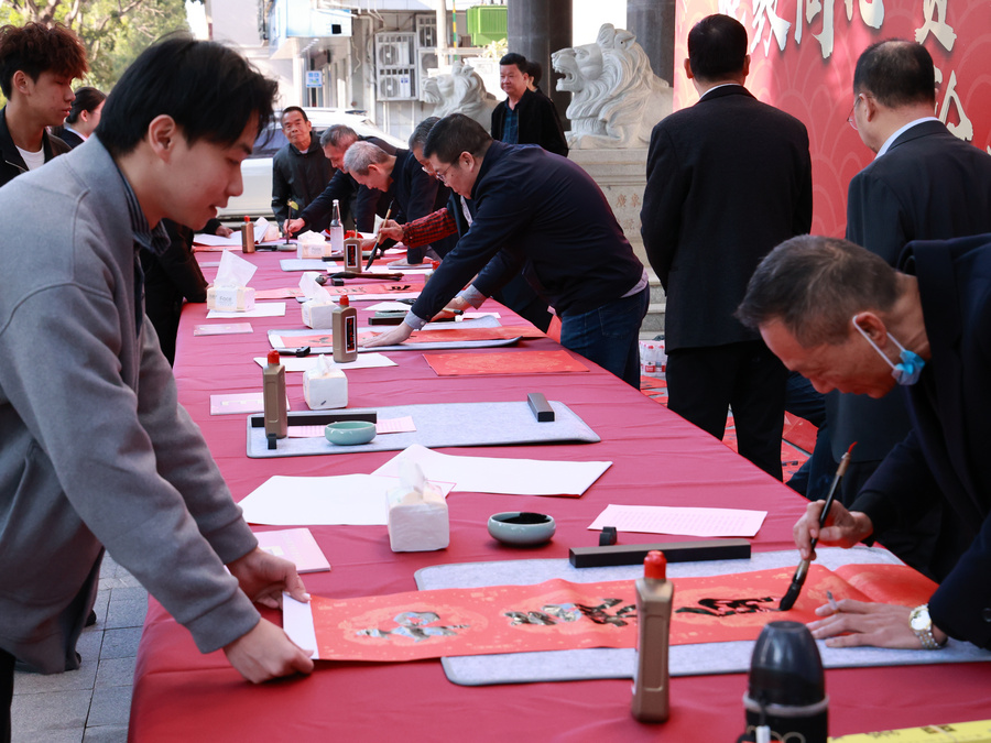 金马贺岁翰墨香 农致同心送福忙——农业银行汕尾分行工会委员会成功举办“农致同心贺岁 翰墨迎春送福”迎新春送春联活动 (4)