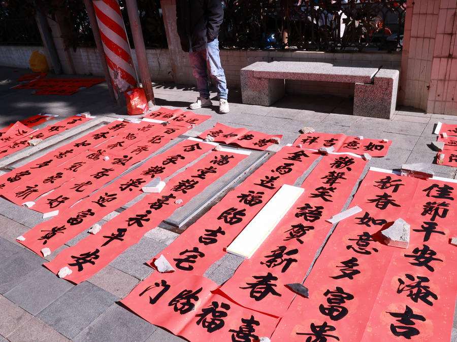 金马贺岁翰墨香 农致同心送福忙——农业银行汕尾分行工会委员会成功举办“农致同心贺岁 翰墨迎春送福”迎新春送春联活动 (2)