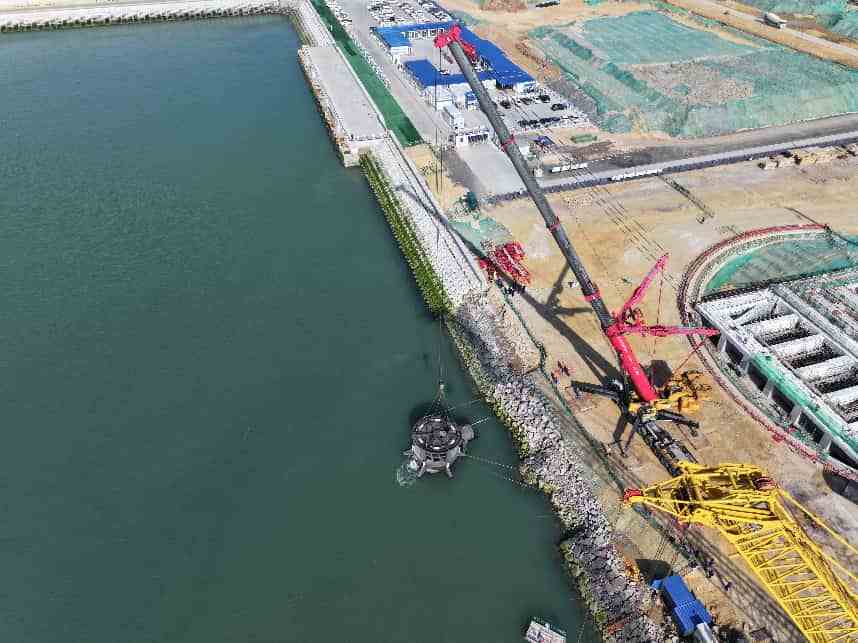 中交一航局江苏赣榆LNG接收站码头项目取水口取水头安装完成