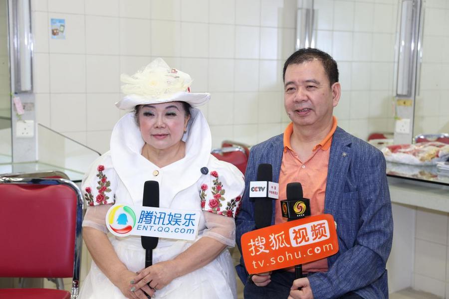 纯紫两人合影